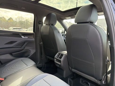 New 2026 Volkswagen Tiguan SE R-Line FWD image 18