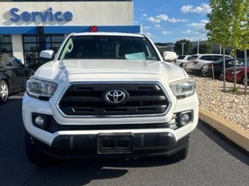 Used 2017 Toyota Tacoma SR5 AWD/4WD image 1