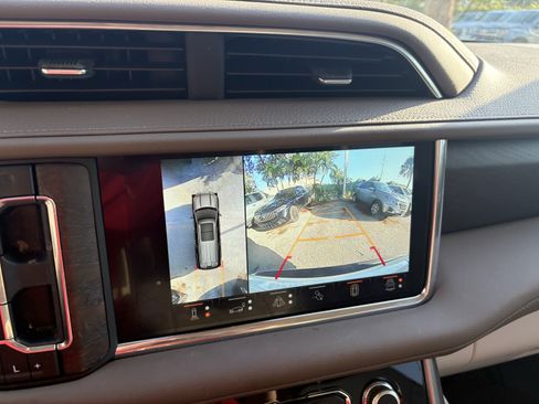 Used 2024 GMC Yukon Denali w/ Advanced Technology Package AWD/4WD image 3