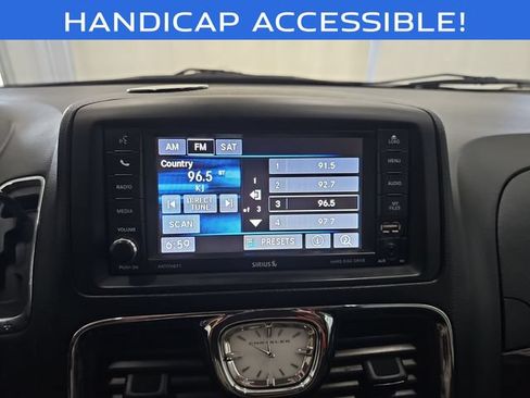 Used 2013 Chrysler Town & Country Touring FWD image 18