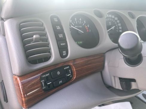 Used 2002 Buick Le Sabre Custom w/ Luxury Pkg image 15