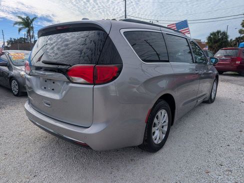 Used 2017 Chrysler Pacifica Touring-L image 5