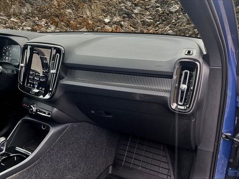 Used 2021 Volvo XC40 T5 R-Design w/ Climate Package image 16
