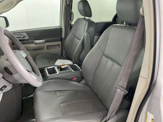 Used 2008 Chrysler Town & Country Touring FWD image 15