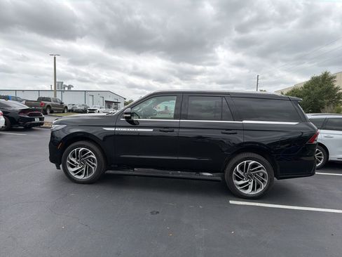 Used 2025 Lincoln Navigator Reserve image 10