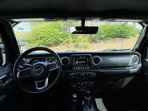 Used 2022 Jeep Wrangler Unlimited Sahara AWD/4WD image 17