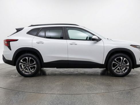 Used 2025 Chevrolet Trax LT w/ LT Convenience Package FWD image 11