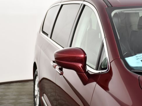 Used 2019 Chrysler Pacifica Touring-L FWD image 14