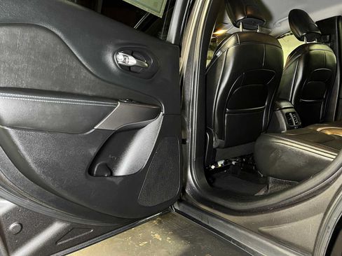 Used 2019 Jeep Cherokee Latitude Plus FWD image 16