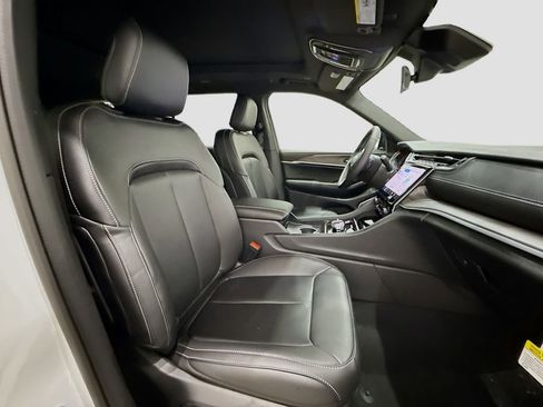 New 2025 Jeep Grand Cherokee L Limited w/ Black Appearance Package image 15