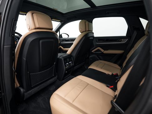 Certified 2026 Porsche Cayenne AWD/4WD image 18