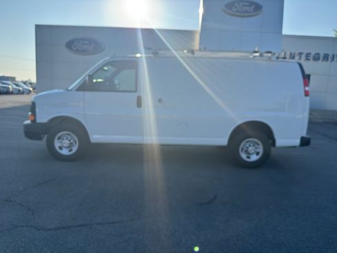 Used 2015 Chevrolet Express 2500 RWD image 2