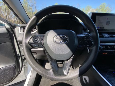 Used 2025 Toyota RAV4 XLE AWD/4WD image 28