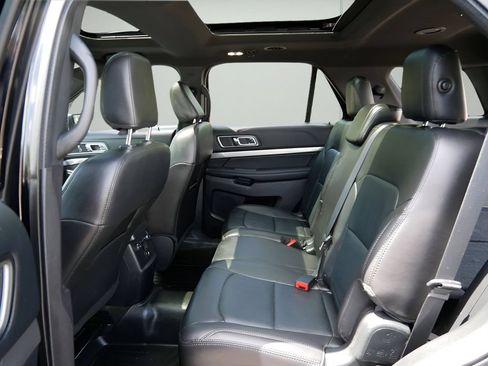 Used 2018 Ford Explorer XLT w/ Equipment Group 202A AWD/4WD image 9
