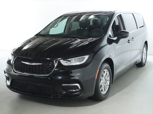 Used 2024 Chrysler Pacifica Touring-L image 4