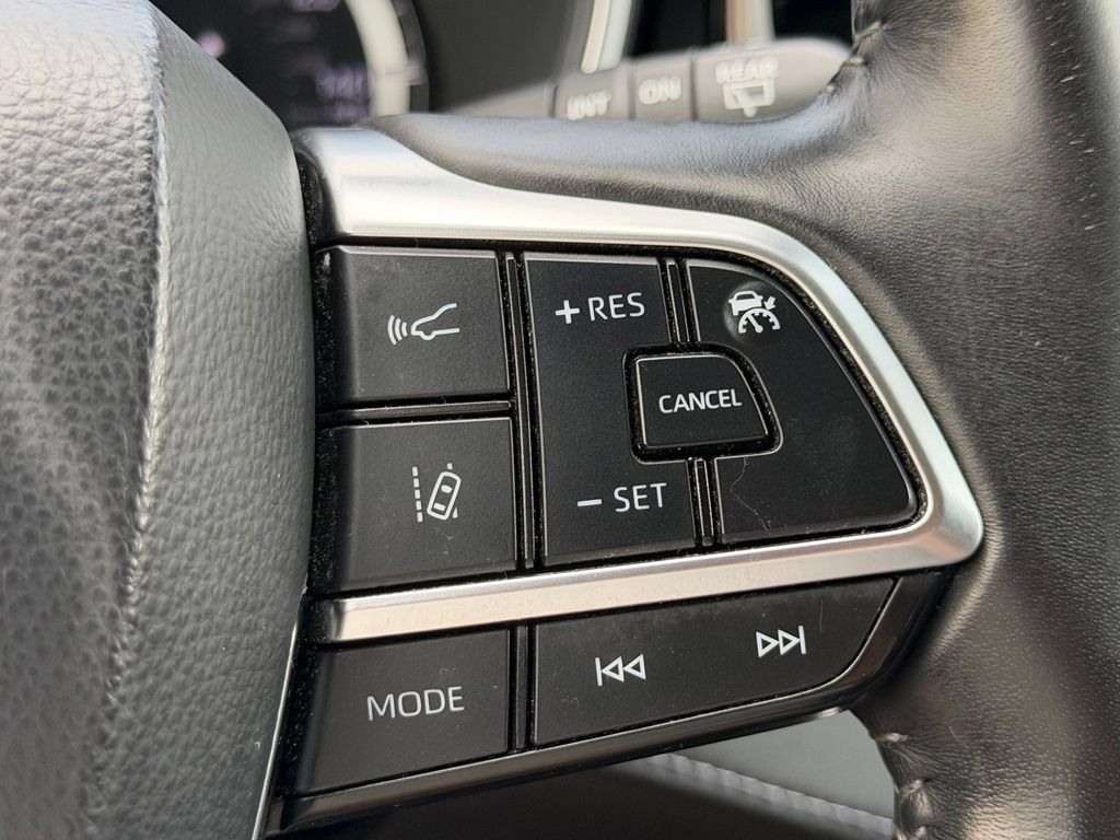 Used 2020 Toyota Highlander XLE AWD/4WD image 5