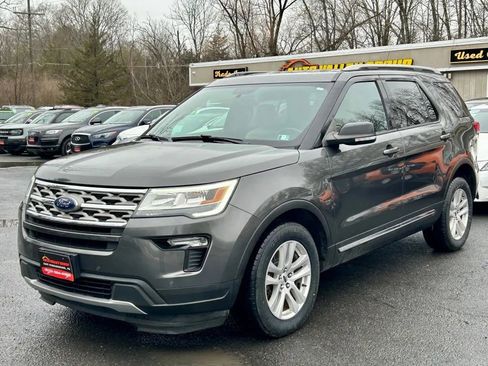 Used 2018 Ford Explorer XLT w/ Equipment Group 202A image 4