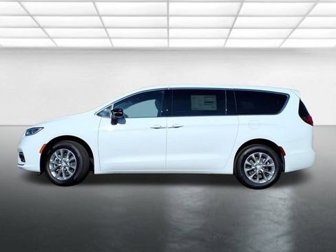 New 2026 Chrysler Pacifica Select image 3