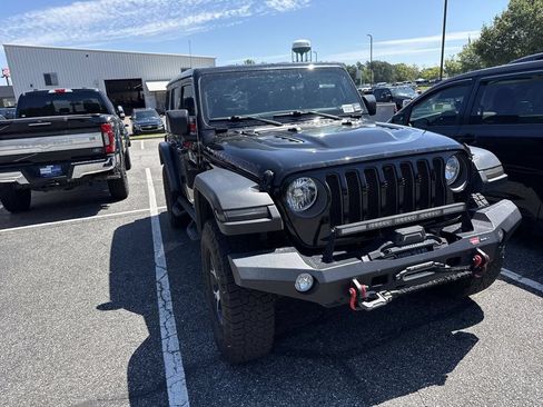 Used 2023 Jeep Wrangler Unlimited Rubicon w/ Cold Weather Group AWD/4WD image 3