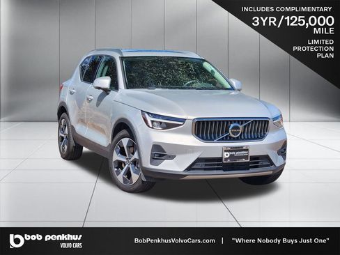 Used 2025 Volvo XC40 B5 Plus AWD/4WD image 1
