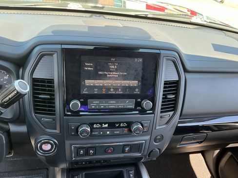 Used 2024 Nissan Titan SV w/ SV Convenience Package RWD image 16