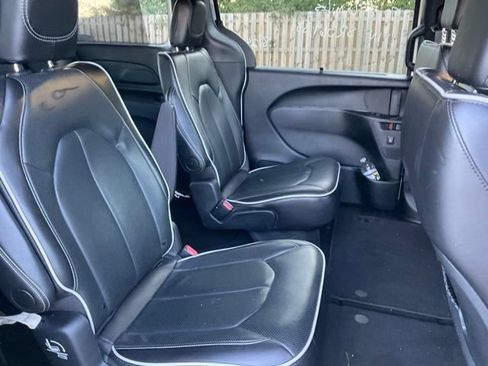 Used 2025 Chrysler Pacifica Limited FWD image 10