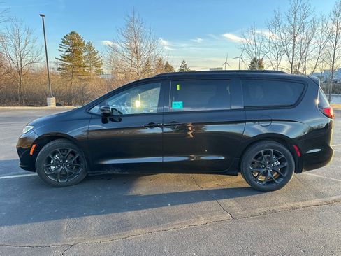 Used 2024 Chrysler Pacifica Limited w/ Uconnect Theater Family Group image 6