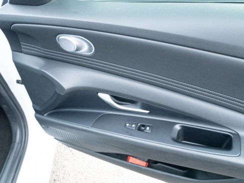 Used 2025 Hyundai Elantra Limited image 42