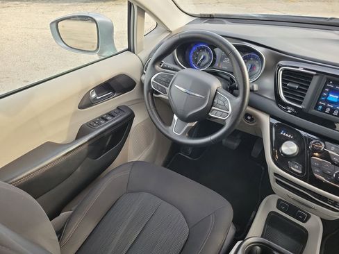 Used 2020 Chrysler Pacifica Touring w/ Tire & Wheel Group image 17