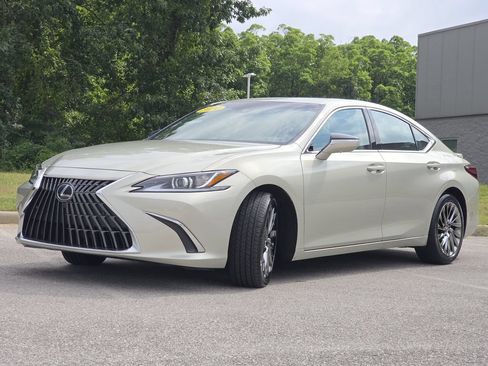 Certified 2024 Lexus ES 300h w/ Technology Package FWD image 4