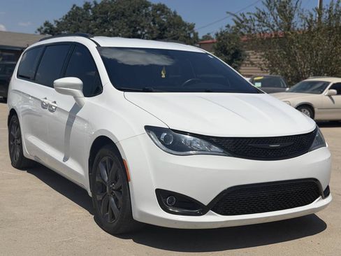 Used 2018 Chrysler Pacifica Touring-L Plus FWD image 4