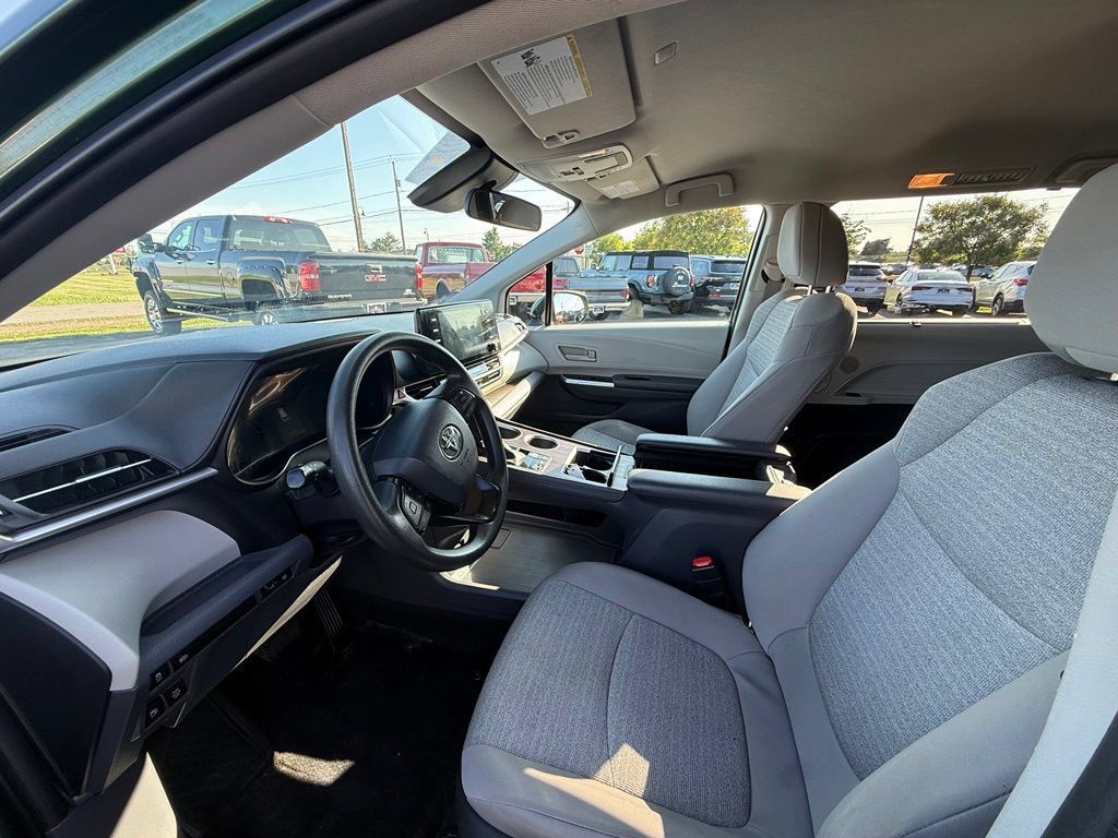 Used 2023 Toyota Sienna LE FWD image 6