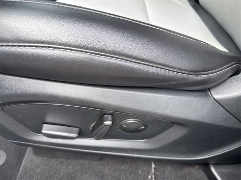 Used 2022 Ford Explorer XLT w/ Equipment Group 202A image 17