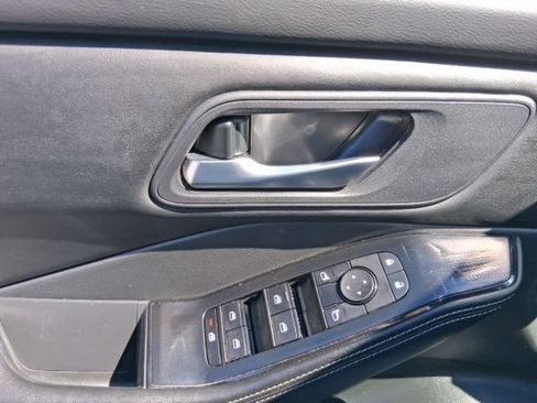 Used 2025 Nissan Rogue SV FWD image 19