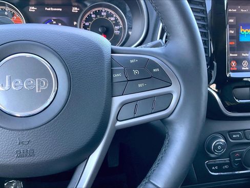 Used 2019 Jeep Cherokee Limited image 21