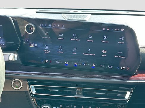 Used 2024 Chevrolet Traverse Z71 w/ Enhanced Driving Package image 15