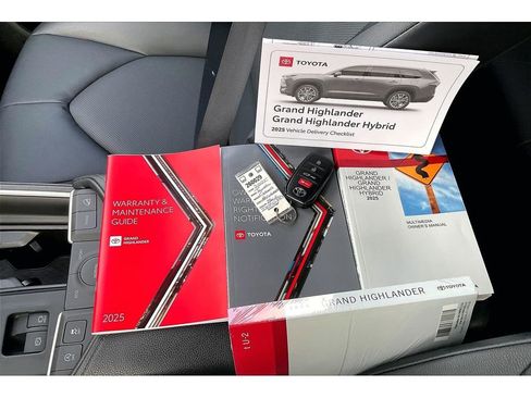 Used 2025 Toyota Grand Highlander AWD image 11