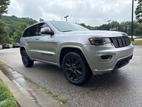 Used 2021 Jeep Grand Cherokee Laredo X AWD/4WD image 3