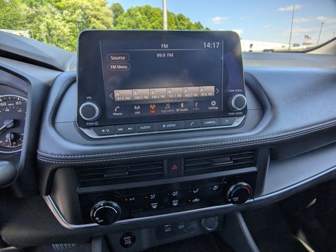 Used 2024 Nissan Rogue S FWD image 19