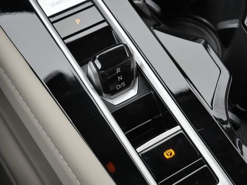 Certified 2025 Volkswagen Atlas SE image 24