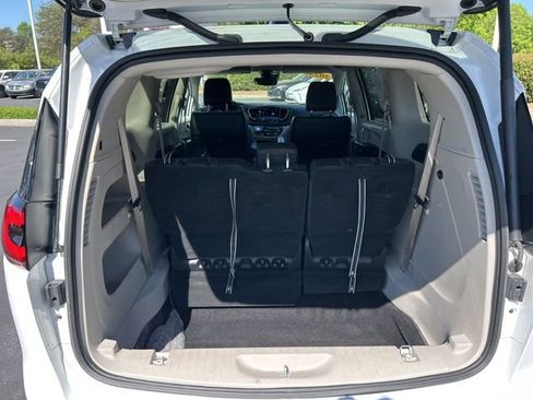 Used 2024 Chrysler Pacifica Touring-L FWD image 8