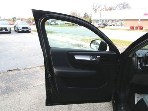 Used 2020 Volvo XC40 T5 Momentum w/ Protection Package Premier image 33