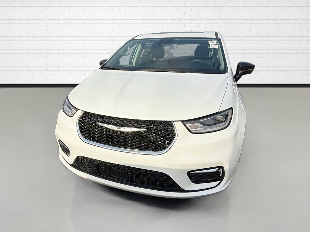 Used 2024 Chrysler Pacifica Limited FWD image 2