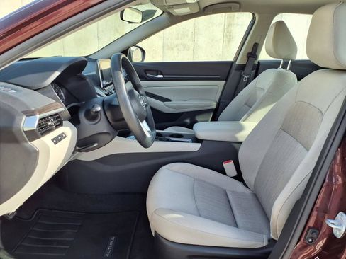 Used 2025 Nissan Altima 2.5 SV FWD image 16