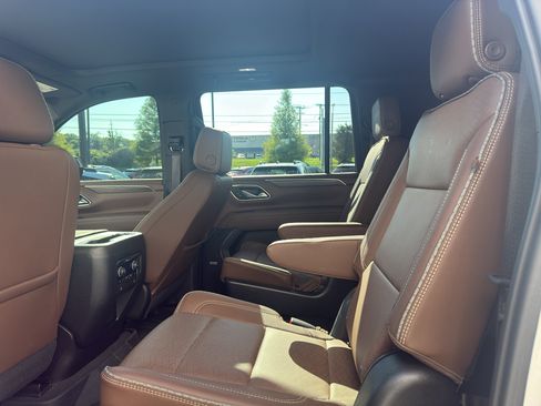 Used 2023 Chevrolet Suburban High Country AWD/4WD image 10