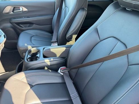 New 2026 Chrysler Pacifica Select AWD/4WD image 12
