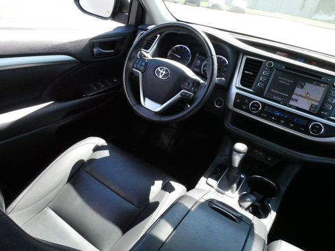 Certified 2019 Toyota Highlander XLE w/ Carpet Mat Package (TMS) AWD/4WD image 9