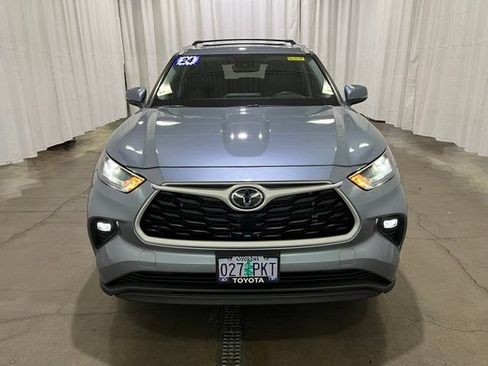 Certified 2024 Toyota Highlander XLE AWD/4WD image 9
