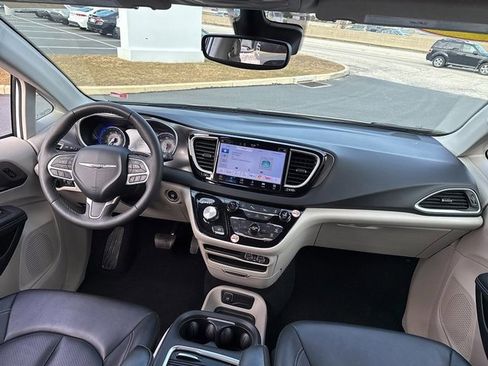 Used 2024 Chrysler Pacifica Touring-L image 18