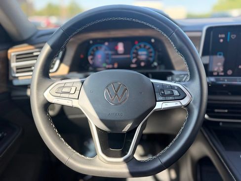 Used 2024 Volkswagen Atlas SE AWD/4WD image 13